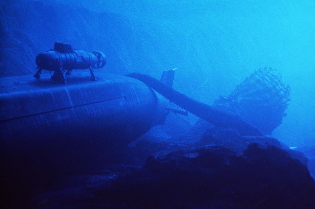 Mitten im Atlantik wird das U-Boot von einem riesigen Tintenfisch angegriffen ... - Bildquelle: Nu Image