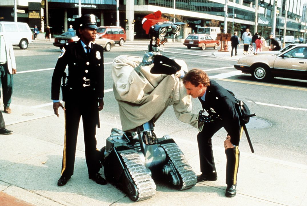 Roboter Nr. 5 macht sogar mit Cops kleine Späßchen ... - Bildquelle: Columbia TriStar Pictures