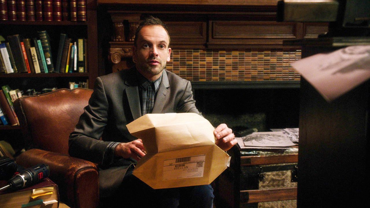 Obwohl Sherlock Holmes (Jonny Lee Miller) mitten in einem neuen Fall steckt, bürdet er sich weitere Lasten auf, indem er einen alkoholkranken Mann s... - Bildquelle: CBS Television