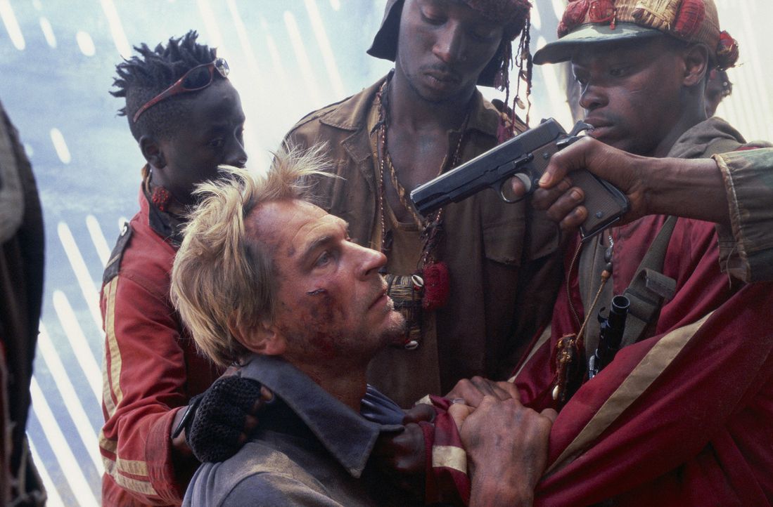 Nach dem Flugzeugabsturz gerät Gary (Julian Sands, M.) in die Hände von blutjungen Guerillas, die vor dem Bürgerkrieg in Angola geflohen sind ... - Bildquelle: Gaumont