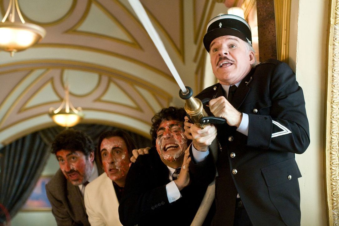 Inspektor Jacques Clouseau (Steve Martin, r.) treibt sein internationales Ermittlungsteam, Pepperidge (Alfred Molinader), Vincenzo (Andy García), K... - Bildquelle: Peter Iovino 2009 Metro-Goldwyn-Mayer Pictures Inc. and Columbia Pictures Industries, Inc. All rights reserved.