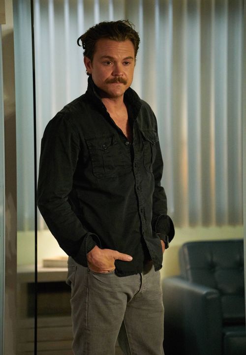 Muss einen neuen Fall lösen und wird dabei von schmerzhaften Erinnerungen an seine verstorbene Frau geplagt: Riggs (Clayne Crawford) ... - Bildquelle: 2016 Warner Brothers