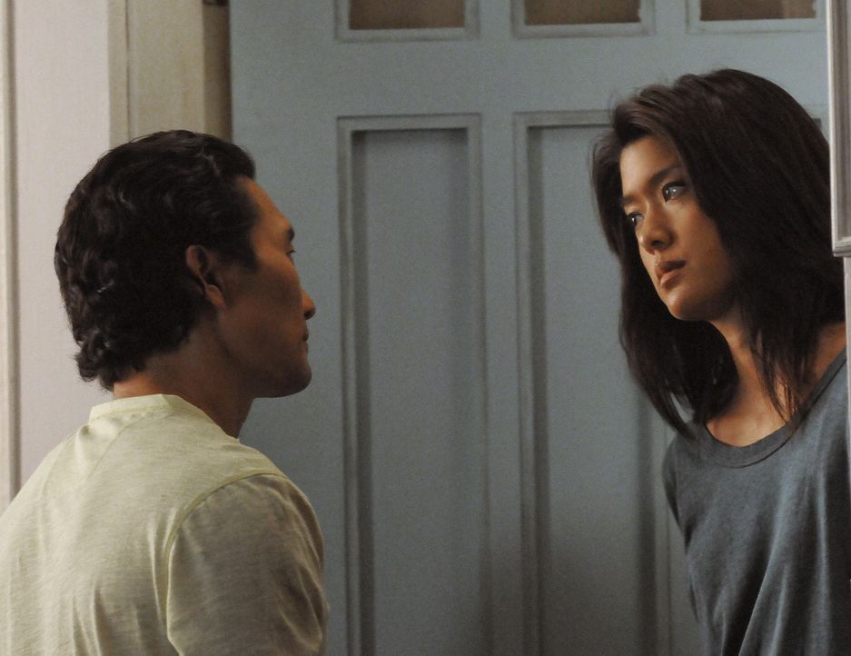 Chin (Daniel Dae Kim, l.) sorgt sich nach wie vor um Kono (Grace Park, r.) und versichert ihr, dass er immer für sie da sein wird, wenn sie reden wi... - Bildquelle: TM &   CBS Studios Inc. All Rights Reserved.