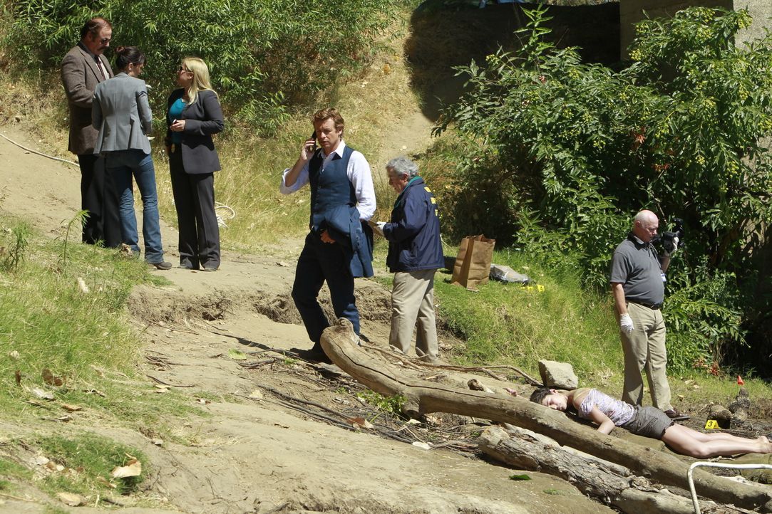 Kurz nachdem am Ufer des Sacramento River die Leiche einer ermordeten Frau gefunden wird, bekommt Patrick (Simon Baker, M.) einen Anruf mit einer sc... - Bildquelle: Warner Bros. Television