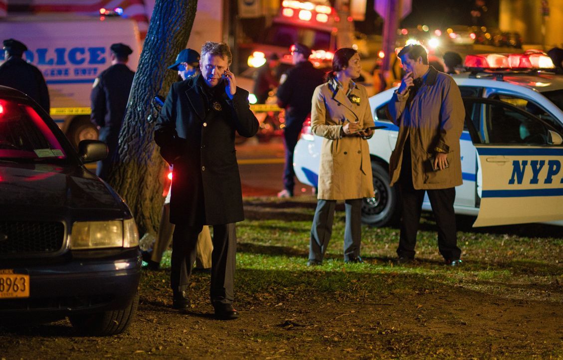 Ein Kollege von Gregson (Aidan Quinn, l.) aus der Drogenabteilung bittet Sherlock darum, einen perfekten Raubüberfall auf das Lager einer Bikergang... - Bildquelle: Michael Parmelee 2015 CBS Broadcasting Inc. All Rights Reserved.