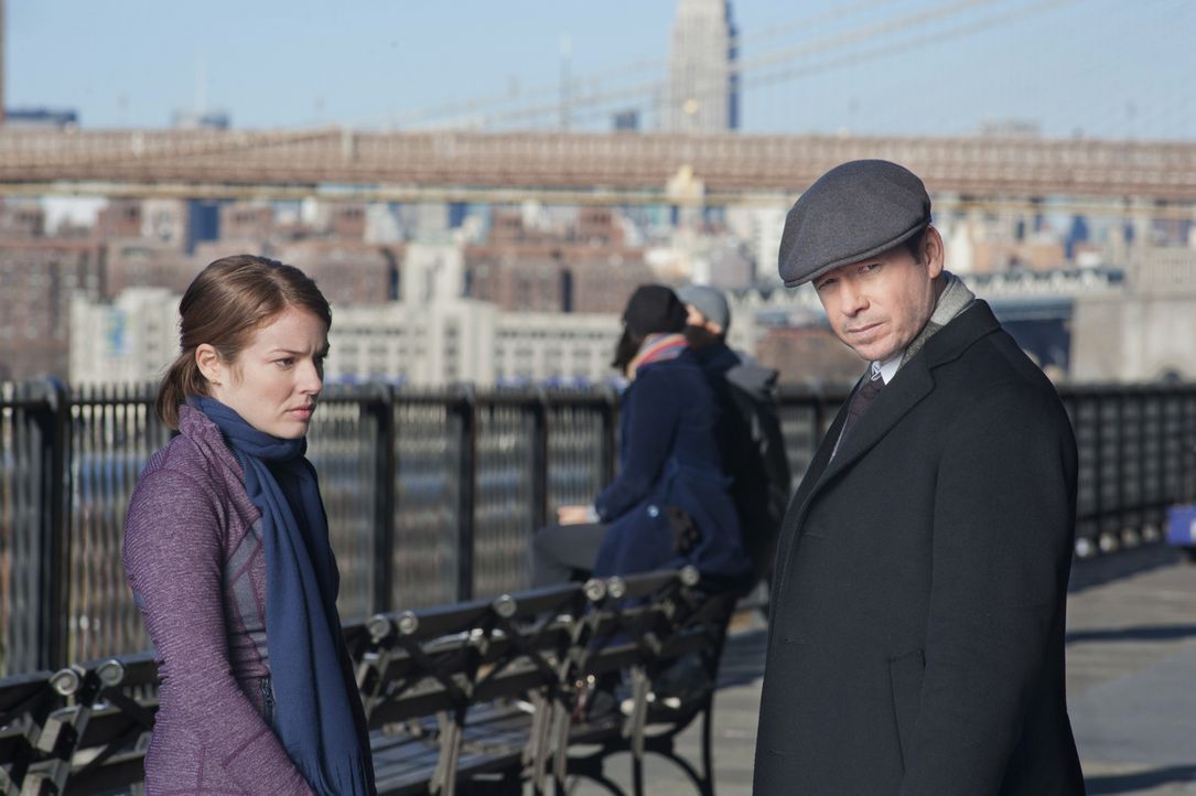 Sind die Vermutungen wahr, die Sandy (Aubrey Dollar, l.) anstellt? Danny (Donnie Wahlberg, r.) müsste dann den Ehemann der verstorbenen Frau des Mor... - Bildquelle: 2011 CBS Broadcasting Inc. All Rights Reserved