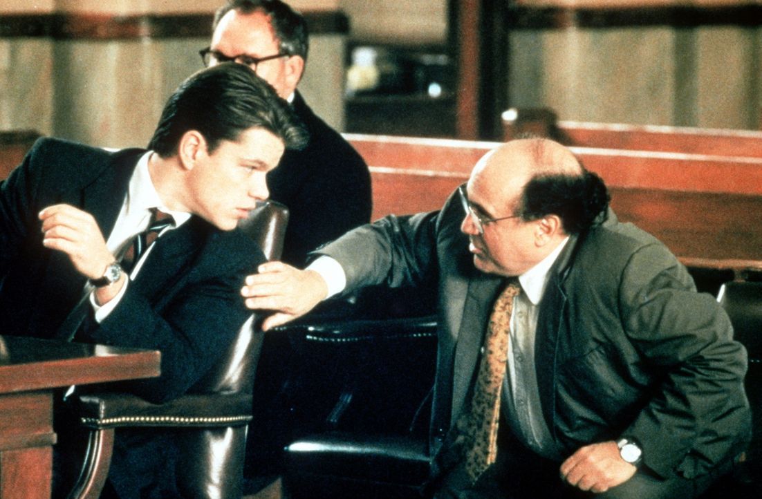 Selbstbewusst, aber noch unerfahren: Rudy Baylor (Matt Damon, l.) wird bei der Gerichtsverhandlung von Deck Schifflet (Danny De Vito, r.) unterstüt... - Bildquelle: Paramount Pictures