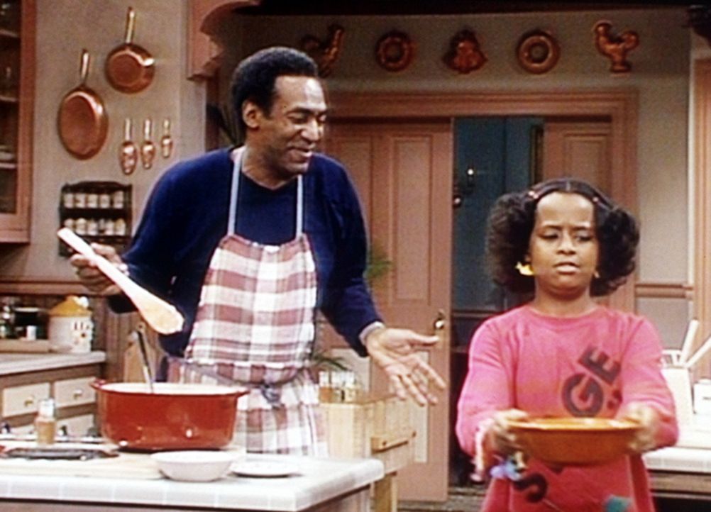 Cliff (Bill Cosby, l.) kann gar nicht verstehen, warum seine Tochter Vanessa (Tempsett Bledsoe, r.) an seinen Kochkünsten zweifelt. - Bildquelle: Viacom