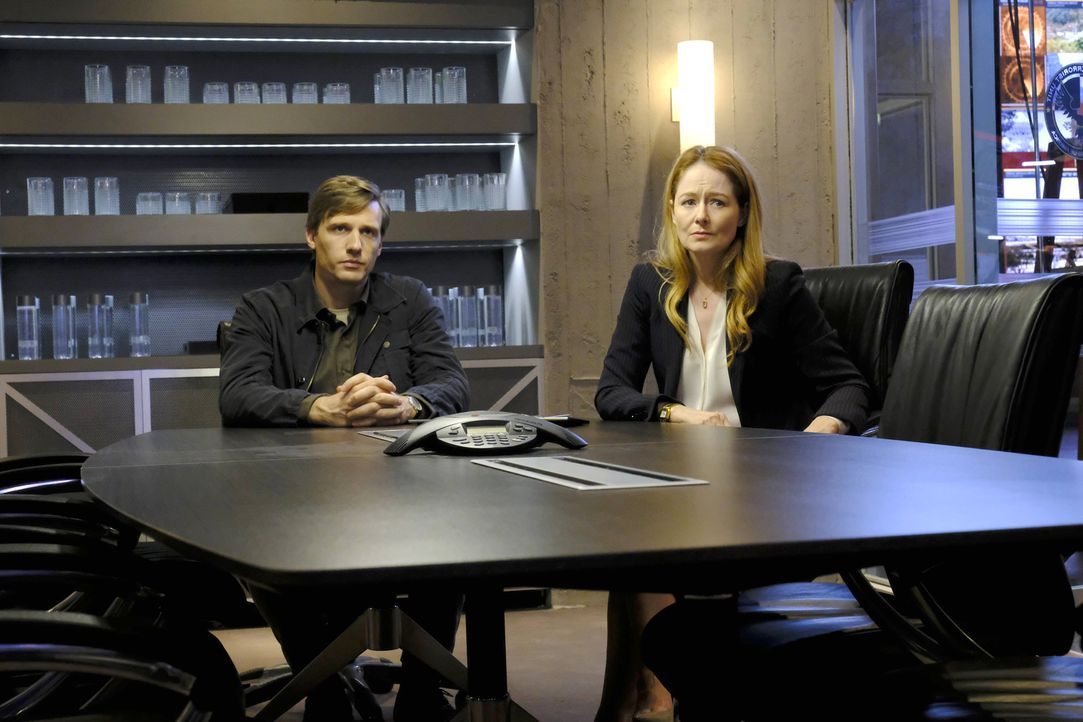 Sind mal wieder nicht immer einer Meinung: Rebecca (Miranda Otto, r.) und ihr Nachfolger und neuer CTU-Chef Keith (Teddy Sears, l.) - und so planen... - Bildquelle: Guy D'Alema 2017 Fox and its related entities.  All rights reserved.