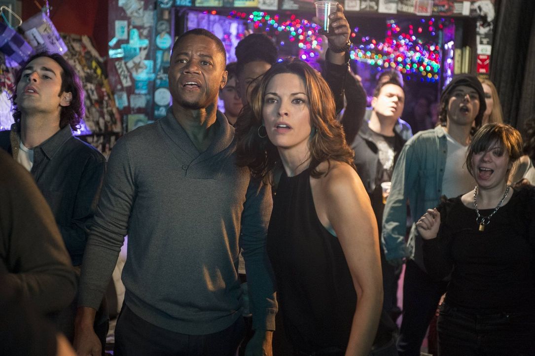 Eigentlich wollten Isaac (Cuba Gooding Jr., l.) und Jo (Alana De La Garza, r.) auf dem Konzert ihren Spaß haben. Doch eine Leiche ruiniert ihnen den... - Bildquelle: Warner Bros. Television