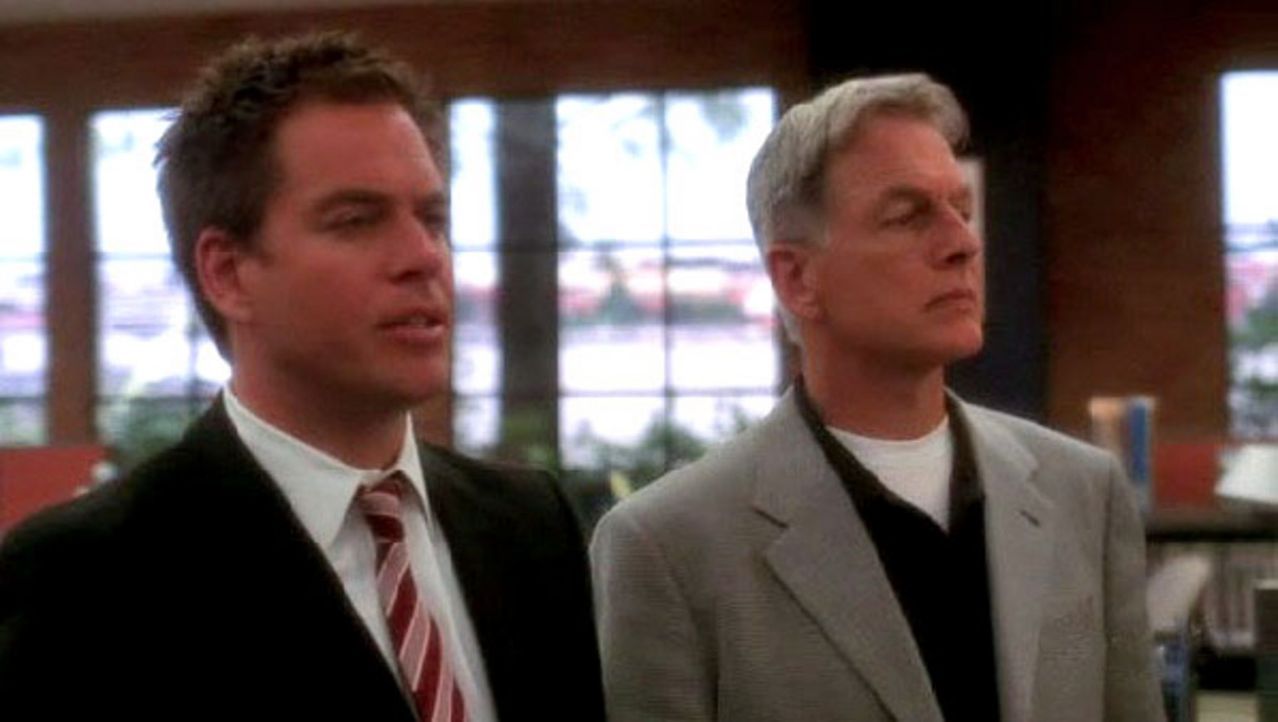 Jethro Gibbs (Mark Harmon, r.) ignoriert seine Pflichten als stellvertretender Direktor und führt mit "Tony" DiNozzo (Michael Weatherly, l.) die Un... - Bildquelle: CBS Television