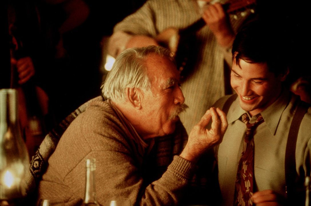 Das Familienoberhaupt Don Pedro Aragón (Anthony Quinn, l.) schließt den vermeintlichen Ehemann (Keanu Reeves, r.) seiner Enkelin spontan in sein H... - Bildquelle: 20th Century Fox