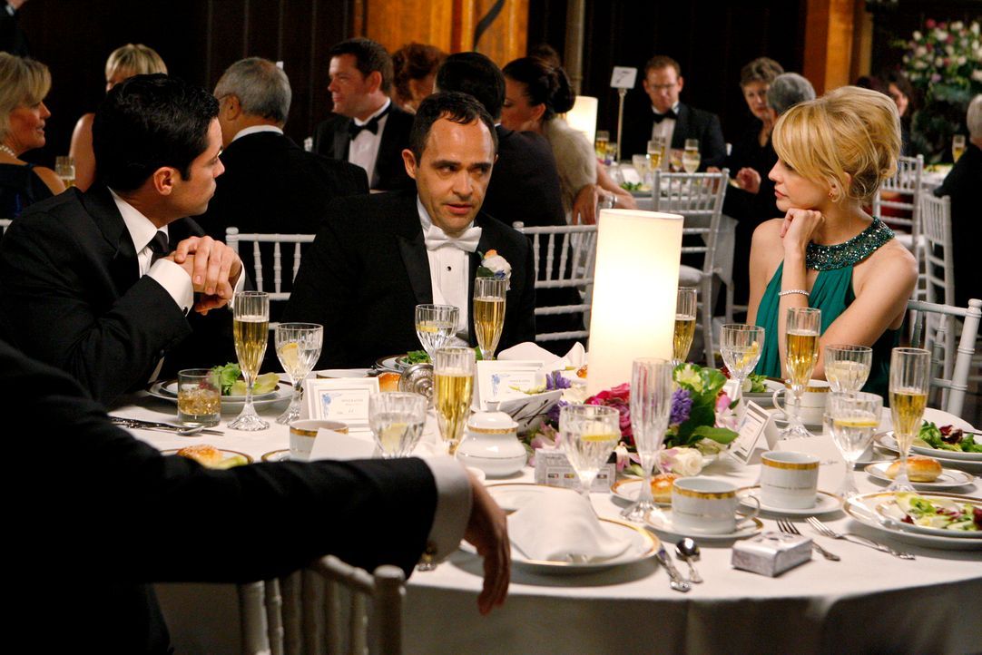 Scott Valens (Danny Pino, l.) und Lilly Rush (Kathryn Morris, r.) nehmen den Bräutigam Louie Amante (Doug Spinuzza, M.) auf seiner Hochzeit ins Kreu... - Bildquelle: Warner Bros. Television