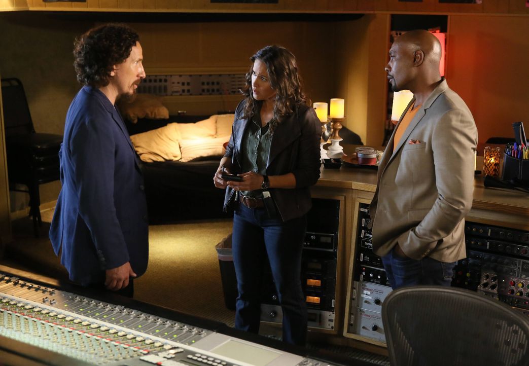 Rosewood (Morris Chestnut, r.) und Villa (Jaina Lee Ortiz, M.) sind verwirrt, als ein begnadeter Musiker ohne erkennbaren Grund in seinem Studio sti... - Bildquelle: 2015-2016 Fox and its related entities.  All rights reserved.