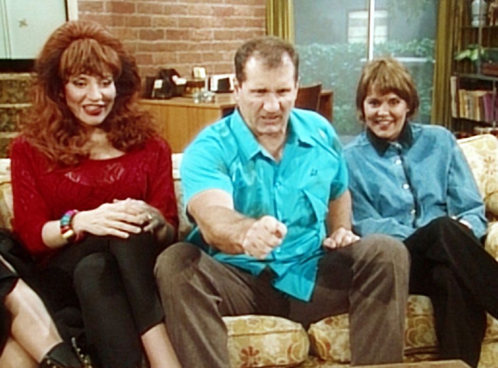 Peggy (Katey Sagal, l.) und Marcy (Amanda Bearse, r.) erfreuen sich an ihrer Lieblingsfernsehshow "Der männliche Feminist", während Al (Ed O'Neill... - Bildquelle: Columbia Pictures