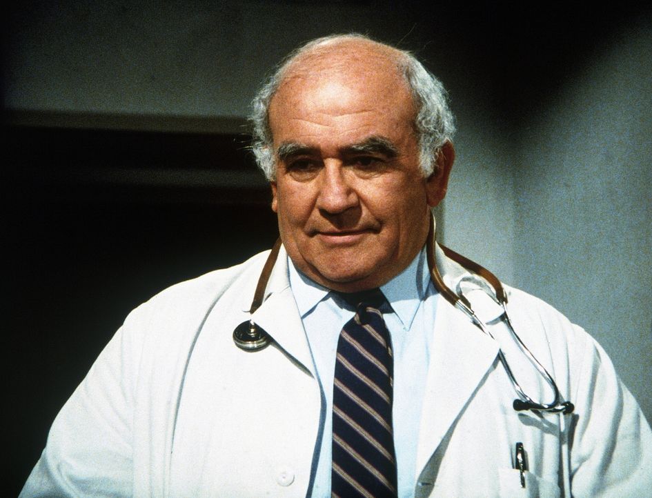 Im Krankenhaus, als Arzt verkleidet, kann Harold (Edward Asner) eine wichtige Aufgabe erfüllen. - Bildquelle: Worldvision Enterprises, Inc.