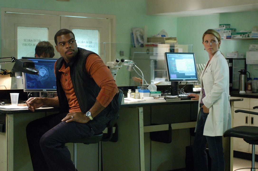 Krankheitserregern auf der Spur: Frank Powell (Troy Winbush, l.) und Dr. Natalie Durant (Kelli Williams, r.) - Bildquelle: CBS Television