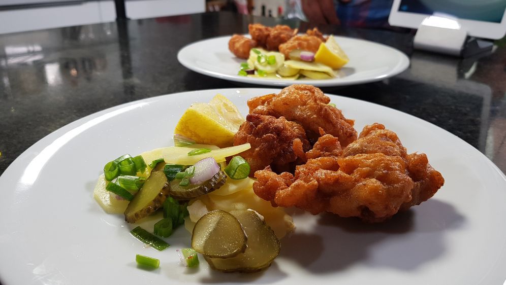 Backhendl mit Kartoffel-Gurken-Salat in 10 Minuten
