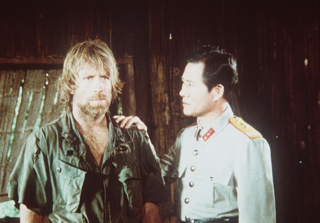 Colonel Braddock (Chuck Norris, l.) ist seit Monaten im Lager des sadistischen Kommandanten Yin (Soon-Teck Oh, r.) gefangen, der seinen Willen brech... - Bildquelle: Cannon Films