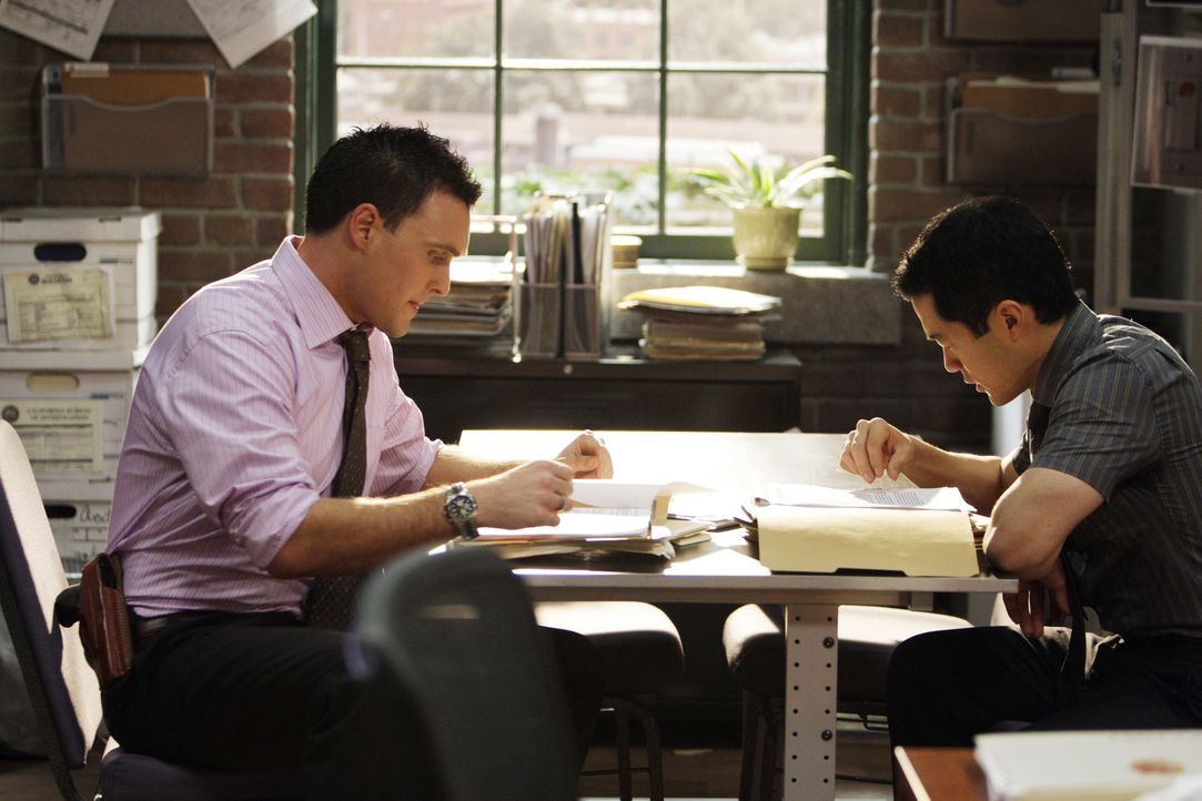 Grace neuer Lover spielt mit den Kollegen Wayne (Owain Yeoman, l.) und Kendall (Tim Kang, r.) ein bitterböses Spiel ... - Bildquelle: Warner Bros. Television