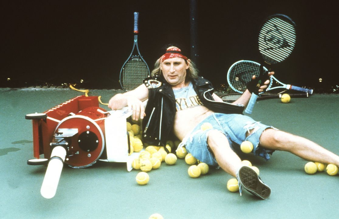 Tennis ist ganz offensichtlich nicht die geeignete Sportart für Otto (Otto Waalkes) ... - Bildquelle: Rialto Film