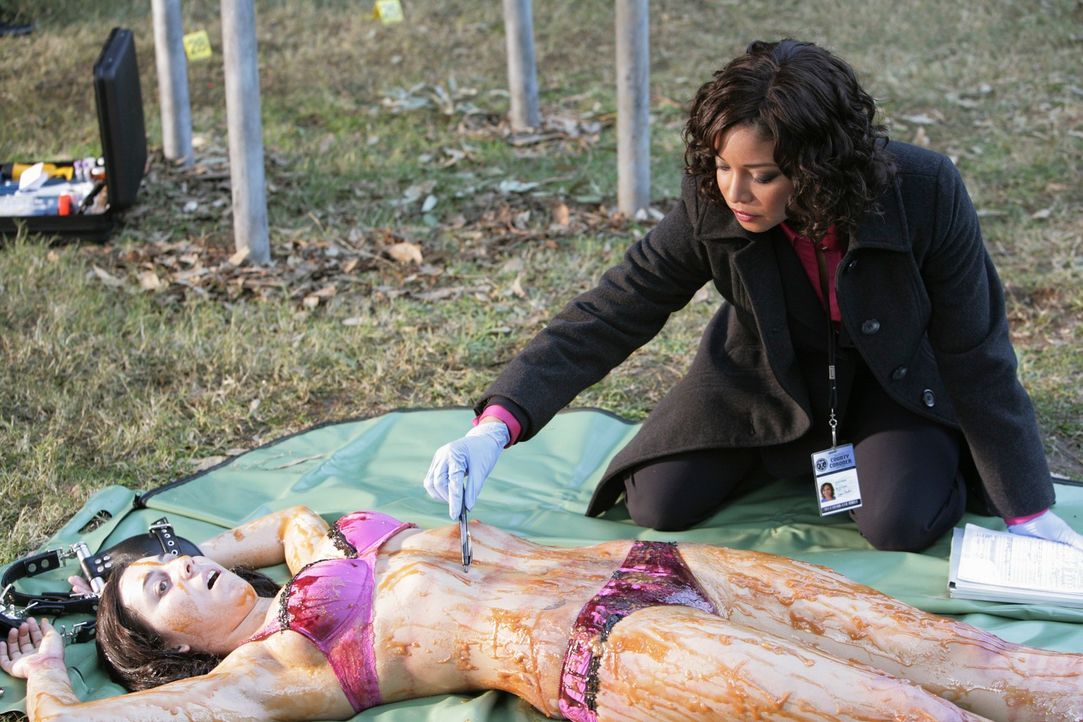 Eine Studentin (Vanessa Motta, l.) wird tot aufgefunden und Lanie Parish (Tamala Jones, r.) versucht ihre Todesursache herauszufinden. - Bildquelle: ABC Studios