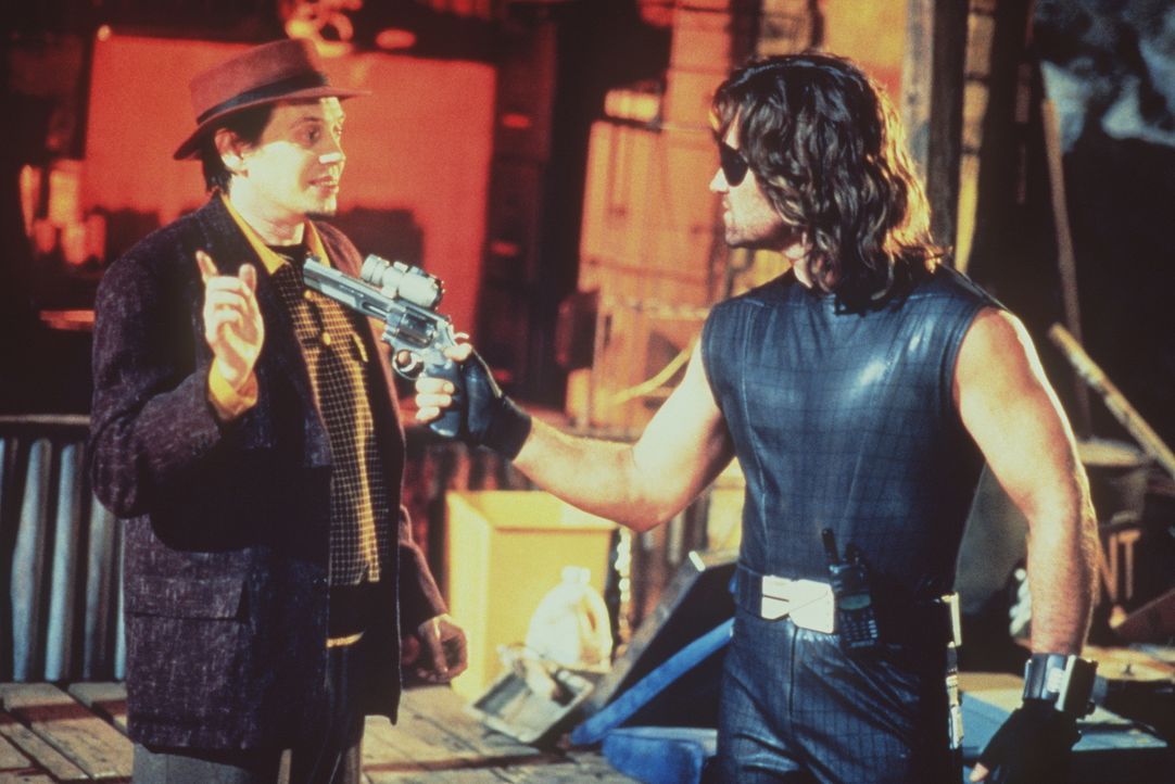 Immer wieder wird Snake (Kurt Russel,r.)  Hilfe angeboten - auch von Eddie (Steve Buscemi,l.) ... - Bildquelle: Paramount Pictures