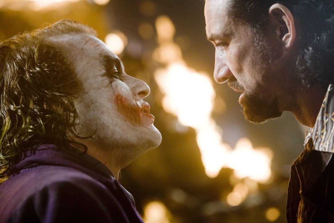 Als der Joker (Heath Ledger, l.) den Mafiabossen (Ritchie Coster, r.) anbietet, Batman gegen 50% ihres gesamten Vermögens zu töten, nehmen diese nac... - Bildquelle: © Warner Bros.