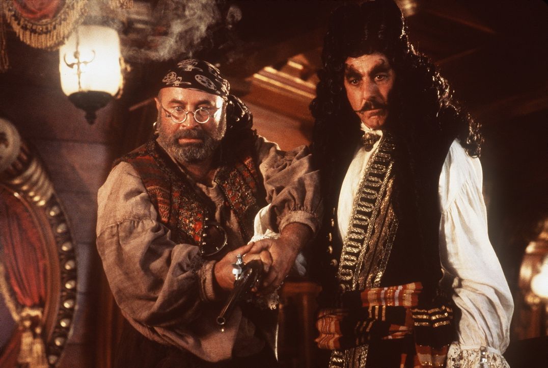 Der kauzige Smee (Bob Hoskins, l.) und sein Herr, der mächtige Captain Hook (Dustin Hoffman, r.), warten seit vielen Jahren auf die Rückkehr Peter... - Bildquelle: Copyright   1991 TriStar Pictures, Inc. All Rights Reserved.