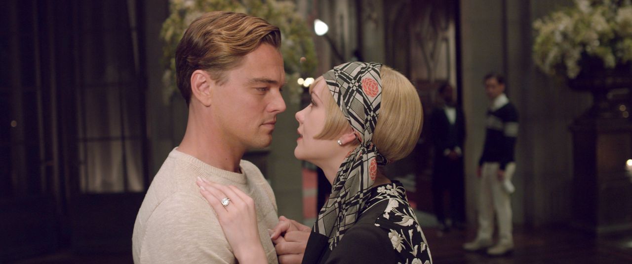 Gatsby (Leonardo DiCaprio, l.) und Daisy (Carey Mulligan, r.) verbindet eine Jugendliebe, die für Gatsby zur Besessenheit wird ... - Bildquelle: 2012 Warner Brothers