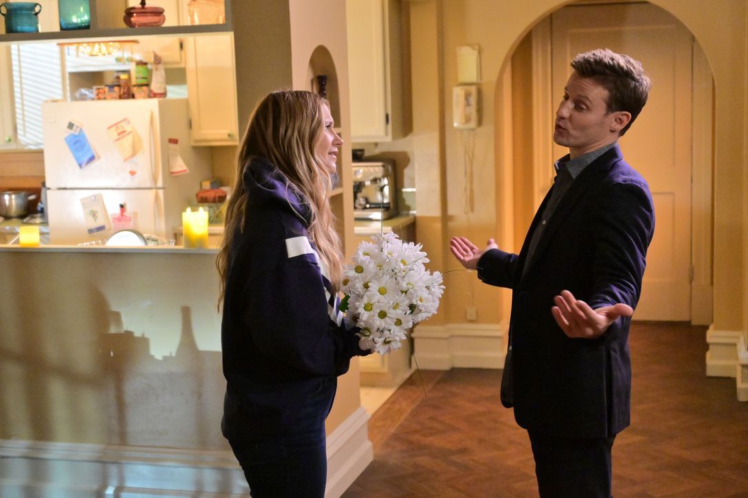 Eddie Reagan (Vanessa Ray, l.); Jamie Reagan (Will Estes, r.) - Bildquelle: John Paul Filo 2021 CBS BROADCASTING INC. All Rights Reserved. / John Paul Filo
