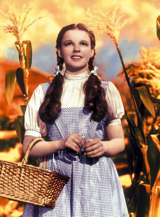 Die kleine Dorothy (Judy Garland) aus Kansas kommt in das Land Oz hinter dem Regenbogen, dem schon immer ihre Sehnsucht galt, und erlebt im Wunderla... - Bildquelle: Warner Bros.