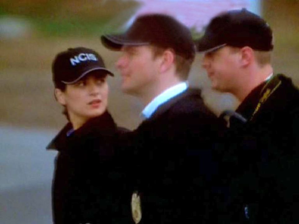 Die Agenten Ziva David (Cote de Pablo, l.), "Tony" DiNozzo (Michael Weatherly, M.) und McGee (Sean Murray, r.) auf dem Weg zum Fundort ... - Bildquelle: CBS Television