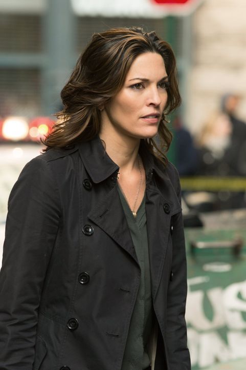 Der Mord an einem Geschäftsmann stellt Jo (Alana De La Garza) vor einige schwierige Fragen ... - Bildquelle: Warner Brothers