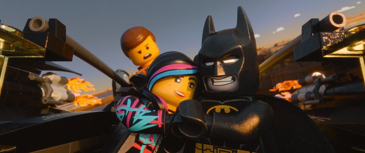 Versuchen alles, um zu verhindern, dass ihre Welt zusammengeklebt wird: Bauarbeiter Emmet (hinten), die mutige Wyldstyle (l.) und Batman (r.) ... - Bildquelle: 2014 Warner Brothers