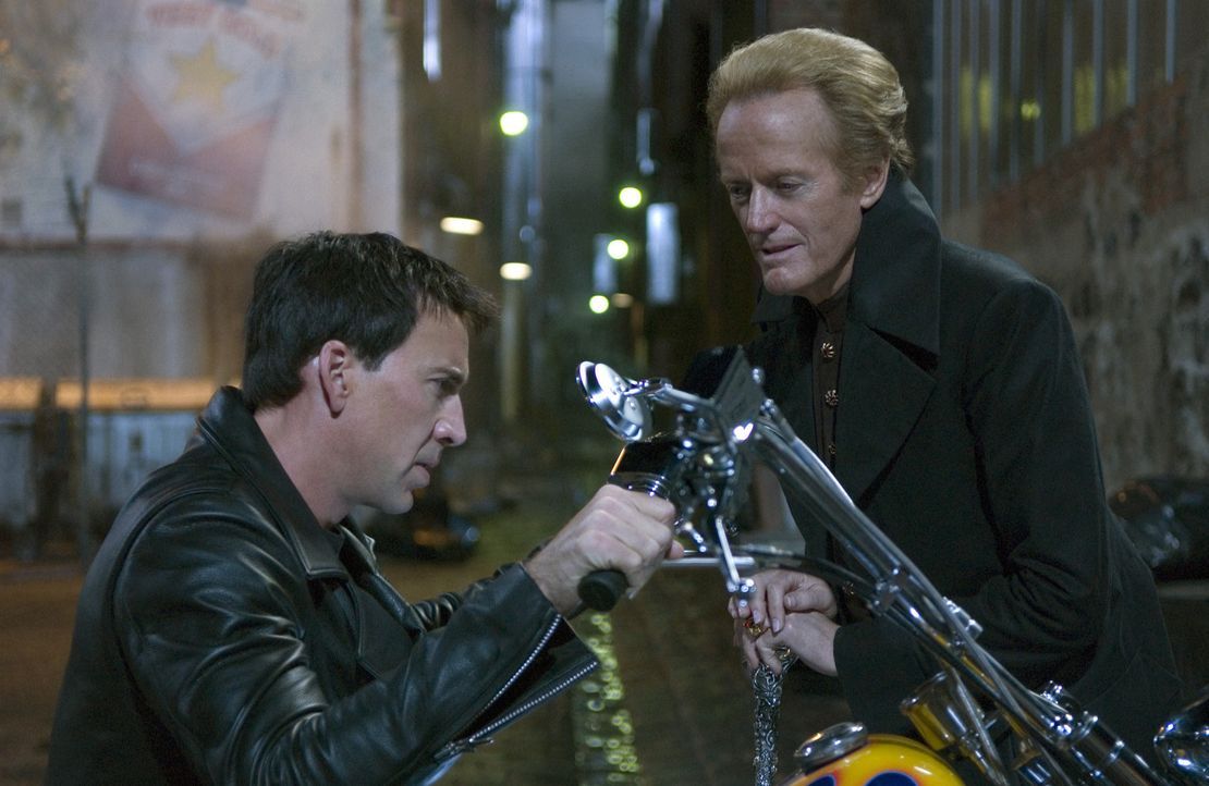 Der Teufel (Peter Fonda, r.) persönlich bietet dem Motorrad-Stuntfahrer Johnny Blaze (Nicolas Cage, l.) einen mörderischen Deal an ... - Bildquelle: 2007 CPT Holdings, Inc. All Rights Reserved. (Sony Pictures Television International)