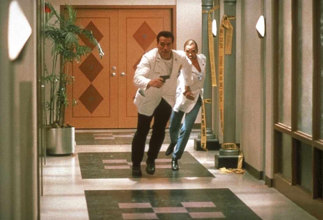 Ihnen bleibt nur noch ein einziger Ausweg: John (Arnold Schwarzenegger, l.) und Lee (Vanessa Williams, r.) müssen die Flucht nach vorn antreten ... - Bildquelle: Warner Brothers International Television Distribution Inc.