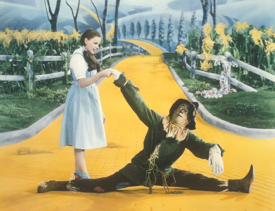 Freunden sich schnell an: Dorothy (Judy Garland, l.) und die Vogelscheuche (Ray Bolger, r.) ... - Bildquelle: Warner Bros.