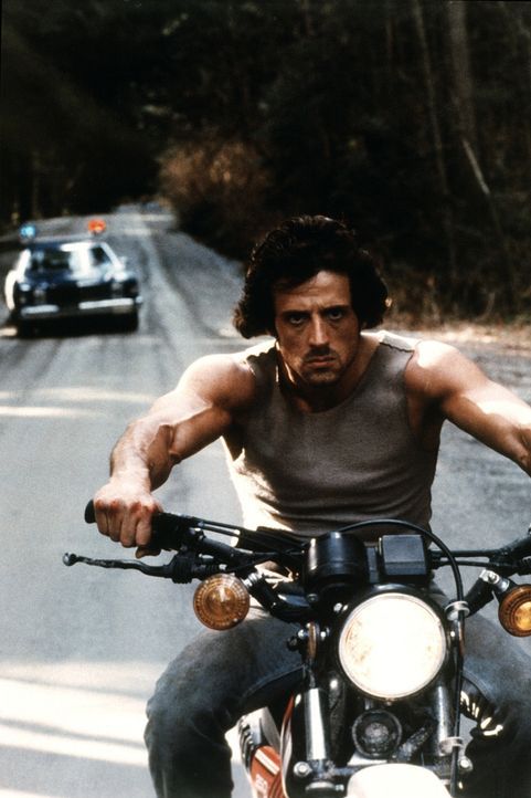 Aus fadenscheinigen Gründen verhaftet Sheriff Teasle den friedlichen Vietnamveteranen Rambo (Sylvester Stallone), einen ehemaligen Einzelkämpfer der... - Bildquelle: 1982 STUDIOCANAL. All Rights Reserved.