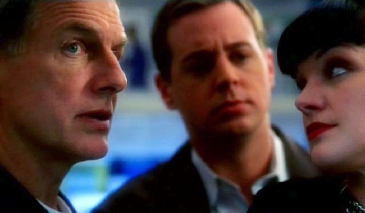 Abby (Pauley Perrette, r.) verrät Gibbs (Mark Harmon, l.) und Timothy (Sean Murray, M.), mit welchem Gift der Marine ermordet wurde ... - Bildquelle: CBS Television