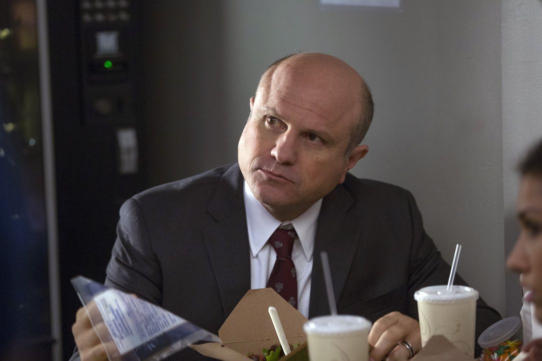 Bei den Ermittlungen in einem Kriminalfall macht Laura eine erschreckende Entdeckung, was Captain Dan Hauser (Enrico Colantoni) betrifft ... - Bildquelle: Warner Bros. Entertainment, Inc.