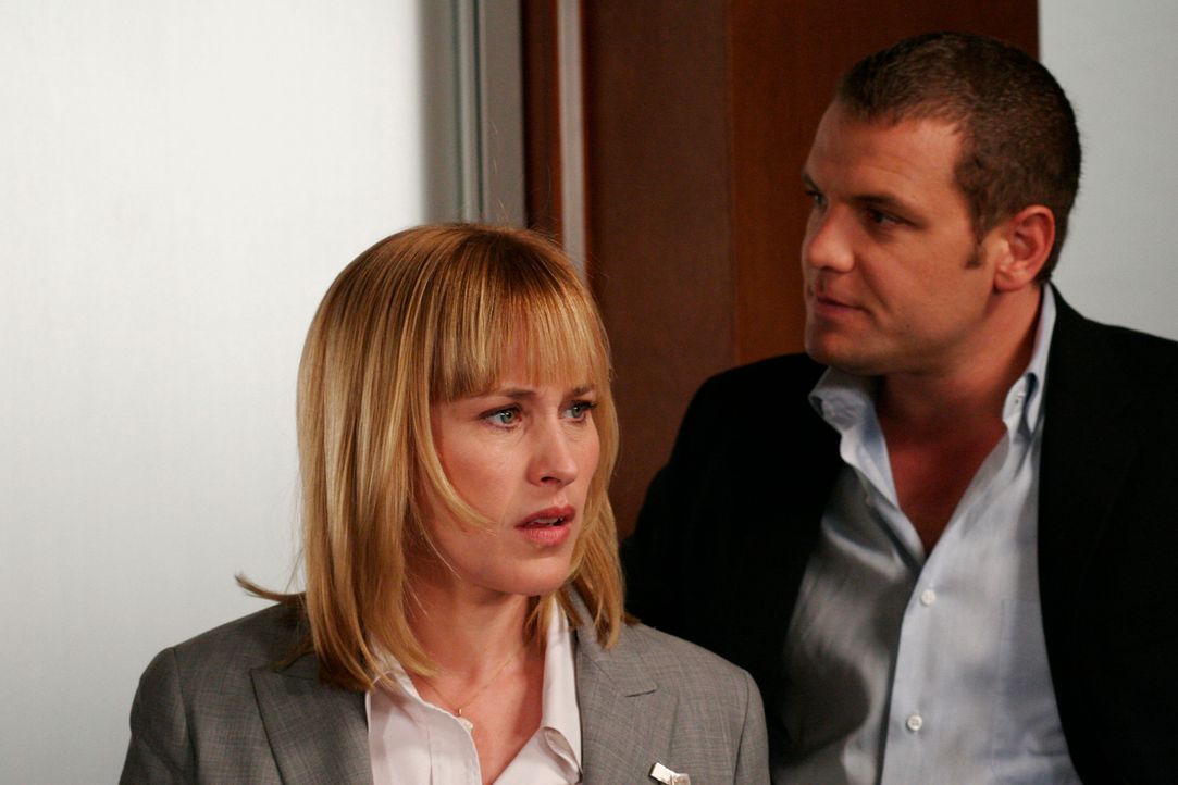 Als sie mit ihrem Kollegen Det. Lee Scanlon (David Cubitt, r.) den aktuellen Fall bespricht, wird Allison (Patricia Arquette, l.) etwas bewusst … - Bildquelle: Paramount Network Television