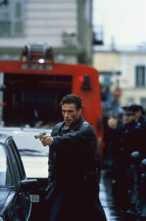 Die Mafia lässt keine Gelegenheit aus, Alain (Jean-Claude Van Damme, M.) aus dem Weg zu räumen, doch der lässt sich nicht so leicht unterkriegen... - Bildquelle: Sony Pictures Television International. All Rights Reserved.