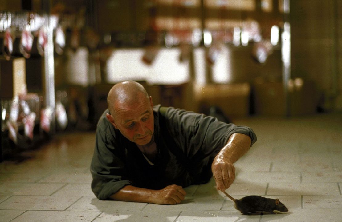Dinter (Helmut Lorin) ist der Experte bei der Jagd nach den Ratten. Doch dann verunglückt er tödlich ... - Bildquelle: Jiri Hanzl ProSieben
