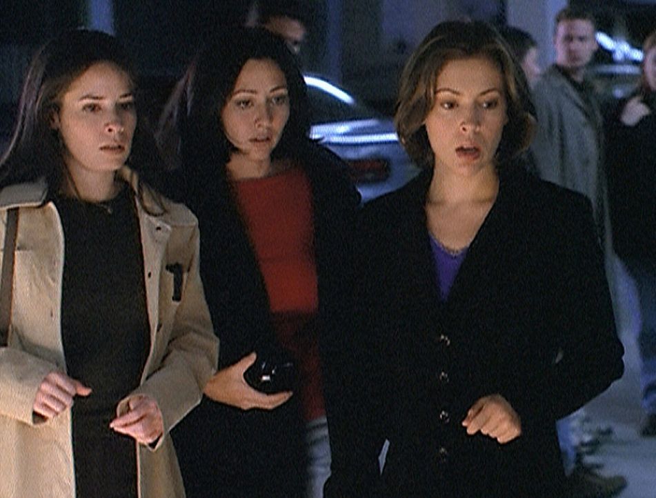 Piper (Holly Marie Combs, l.), Prue (Shannen Doherty, M.) und Phoebe (Alyssa Milano, r.) kommen zufällig am Tatort vorbei, wo ein Mann auf grausame... - Bildquelle: Paramount Pictures