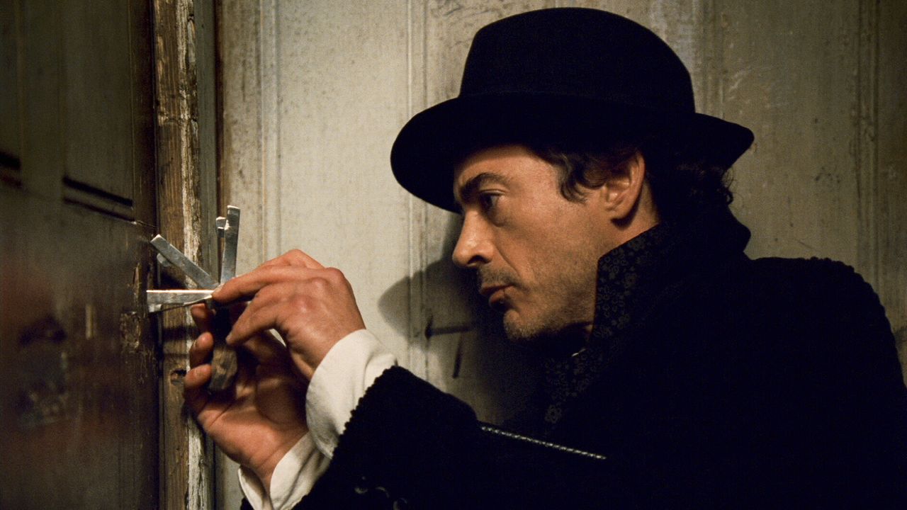 Nimmt es mit den gesetzlichen Bestimmungen nichts so ganz genau: Sherlock Holmes (Robert Downey Jr.) ... - Bildquelle: © Warner Brothers
