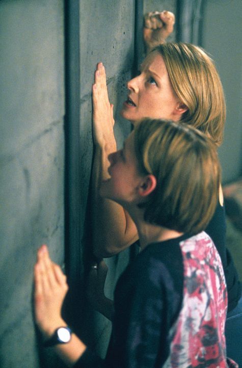 Sarah (Kristen Stewart, l.) und Meg (Jodie Foster, r.) glauben, nebenan Geräusche wahrgenommen zu haben. Sie klopfen an die Wand und schreien um Hi... - Bildquelle: 2003 Sony Pictures Television International. All Rights Reserved