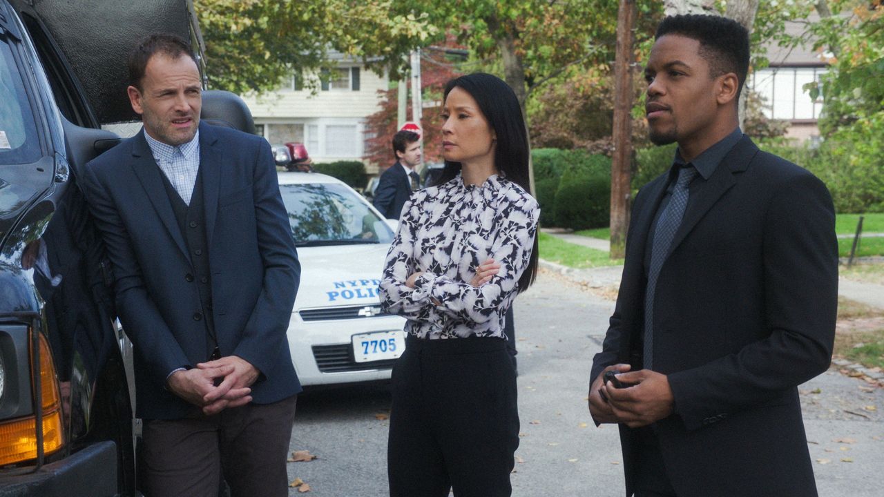 (v.l.n.r.) Sherlock Holmes (Jonny Lee Miller); Dr. Watson (Lucy Liu); Detective Marcus Bell (Jon Michael Hill) - Bildquelle: © 2018 CBS Broadcasting, Inc. All Rights Reserved.