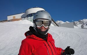 Skifahrer mit Helm