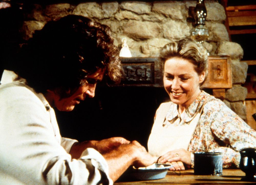 Caroline (Karen Grassle, r.) und ihr Mann Charles (Michael Landon, l.) überlegen, ob sie die schlafenden Kinder wecken sollen, da es Zeit wird , zu... - Bildquelle: Worldvision